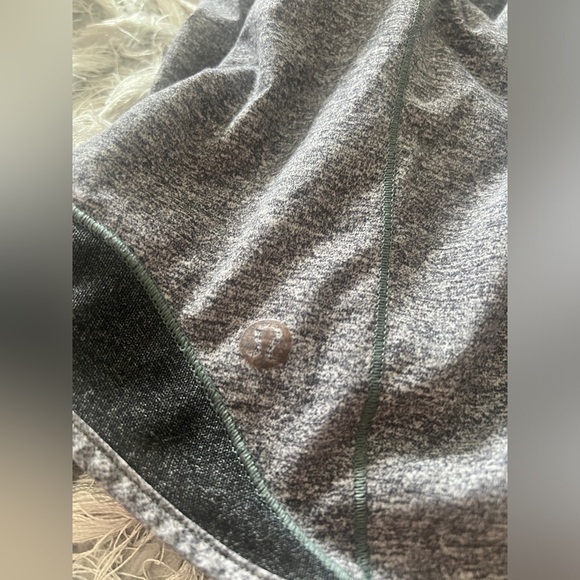 lululemon grey shorts size 8 low rise 2.5” - Picture 5 of 5